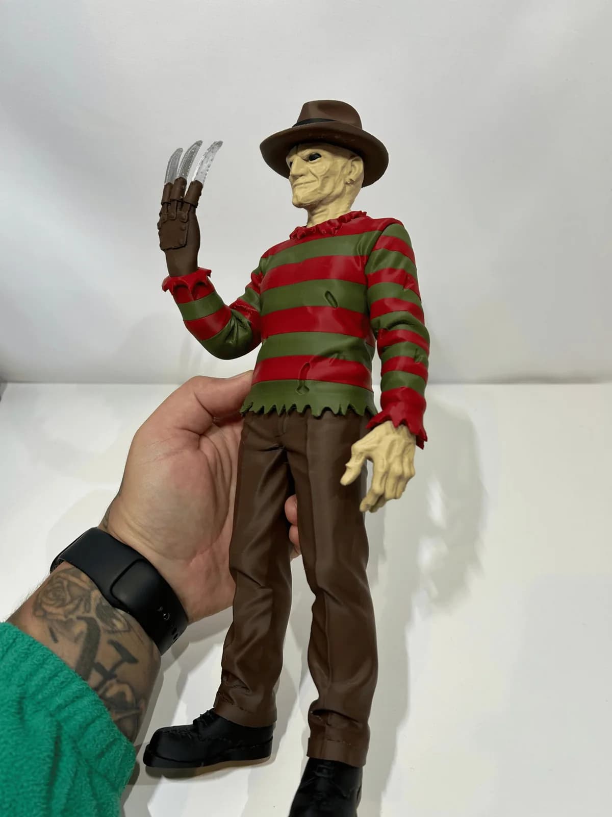 Estatueta Vilão de Suéter Listrado 30 cm Impressão 3D