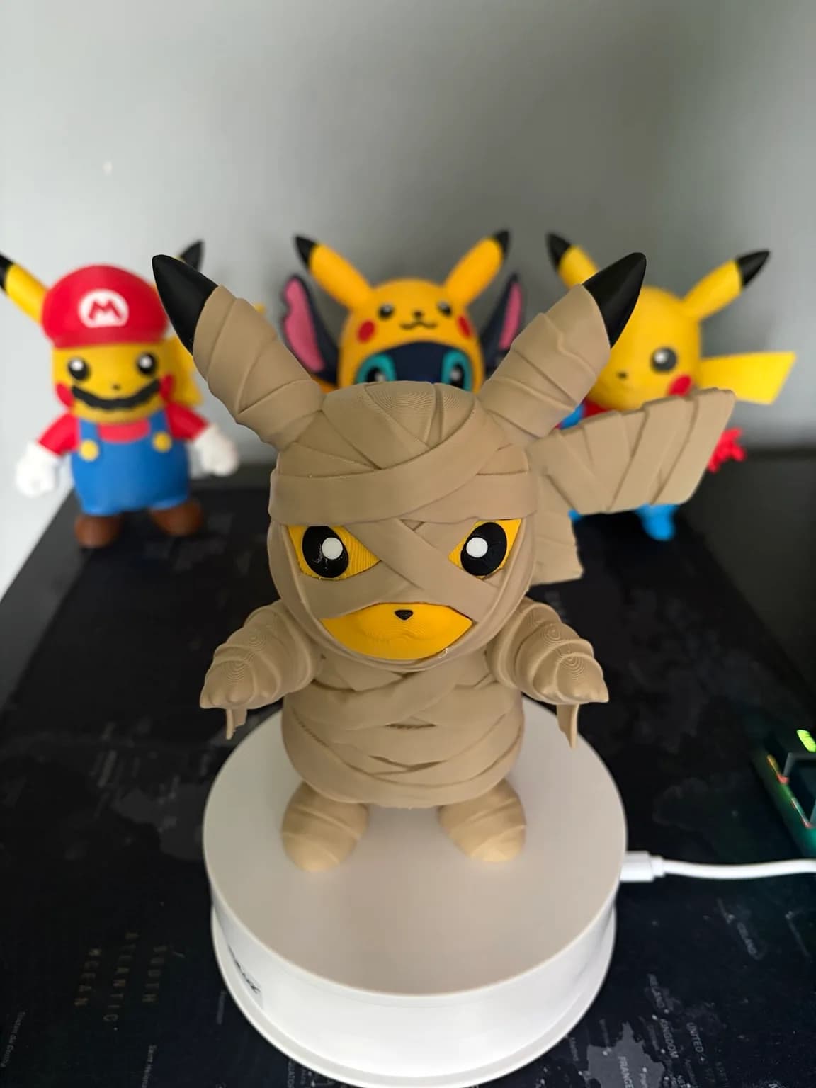 Estatueta Ratinho Elétrico Múmia 18 cm Impressão 3D