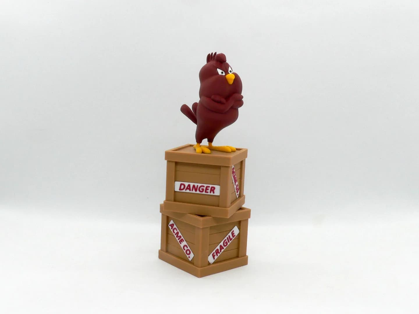 Estatueta Gavião Filhote com Caixotes 19 cm Impressão 3D