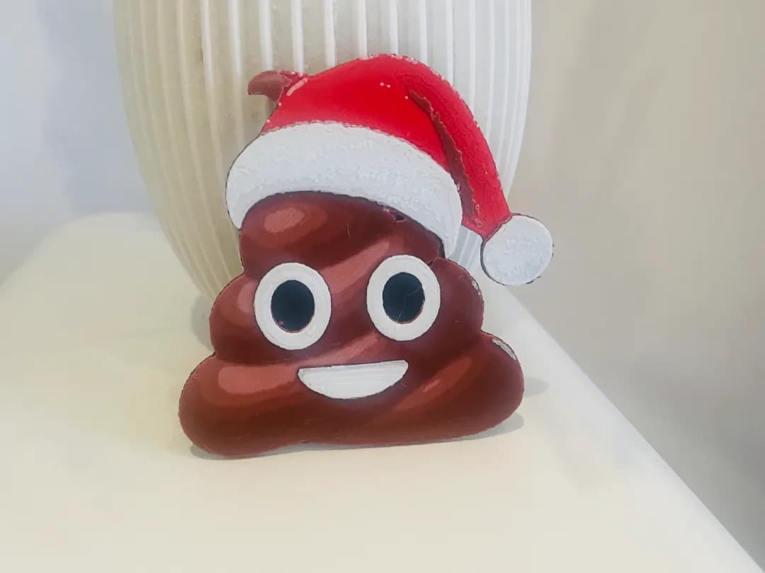 Enfeite Emoji Cocô com Gorro de Natal Impressão 3D