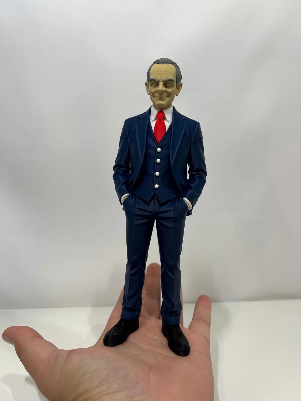 Estatueta Hannibal Lecter de Terno 20 cm Impressão 3D
