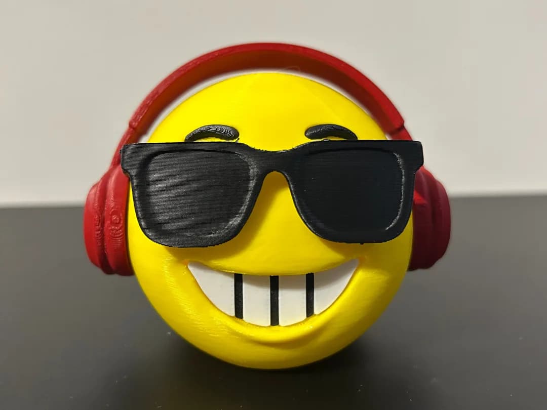 Boneco Carinha Amarela de Óculos e Fone Impressão 3D
