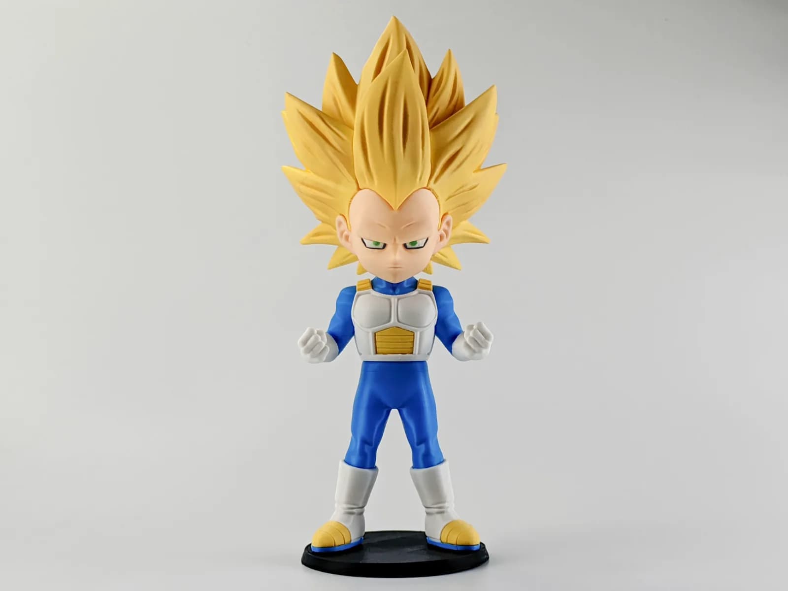 Estatueta Príncipe Guerreiro Dourado Chibi Impressão 3D