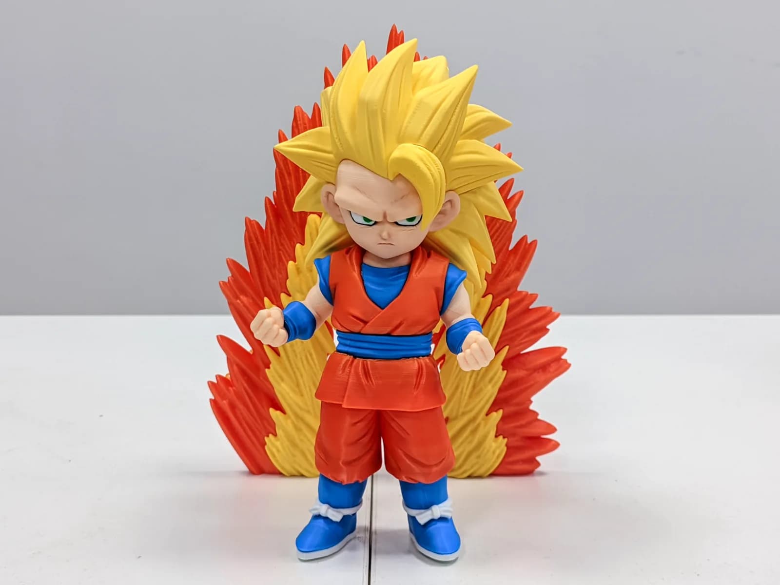 Estatueta Guerreiro Cabelo Dourado Chibi Impressão 3D