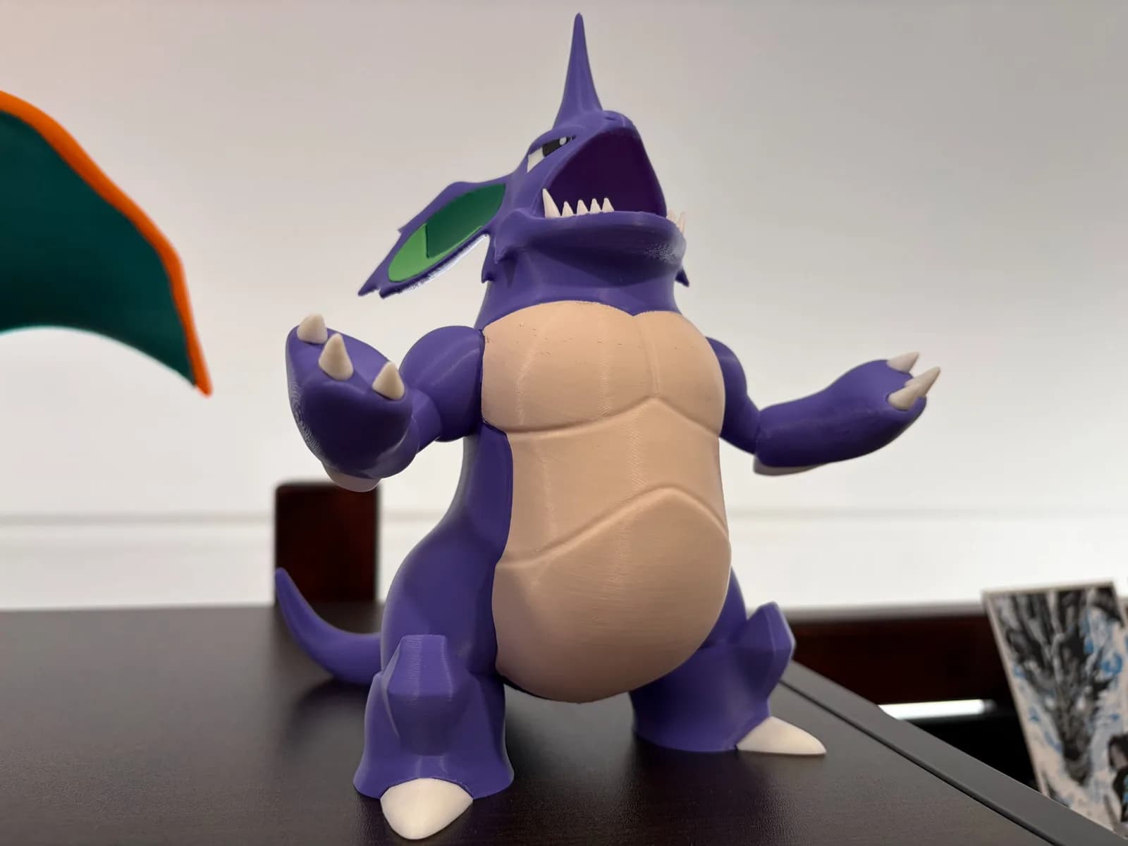 Boneco Nidoking Pokémon Roxo em Pose Imponente