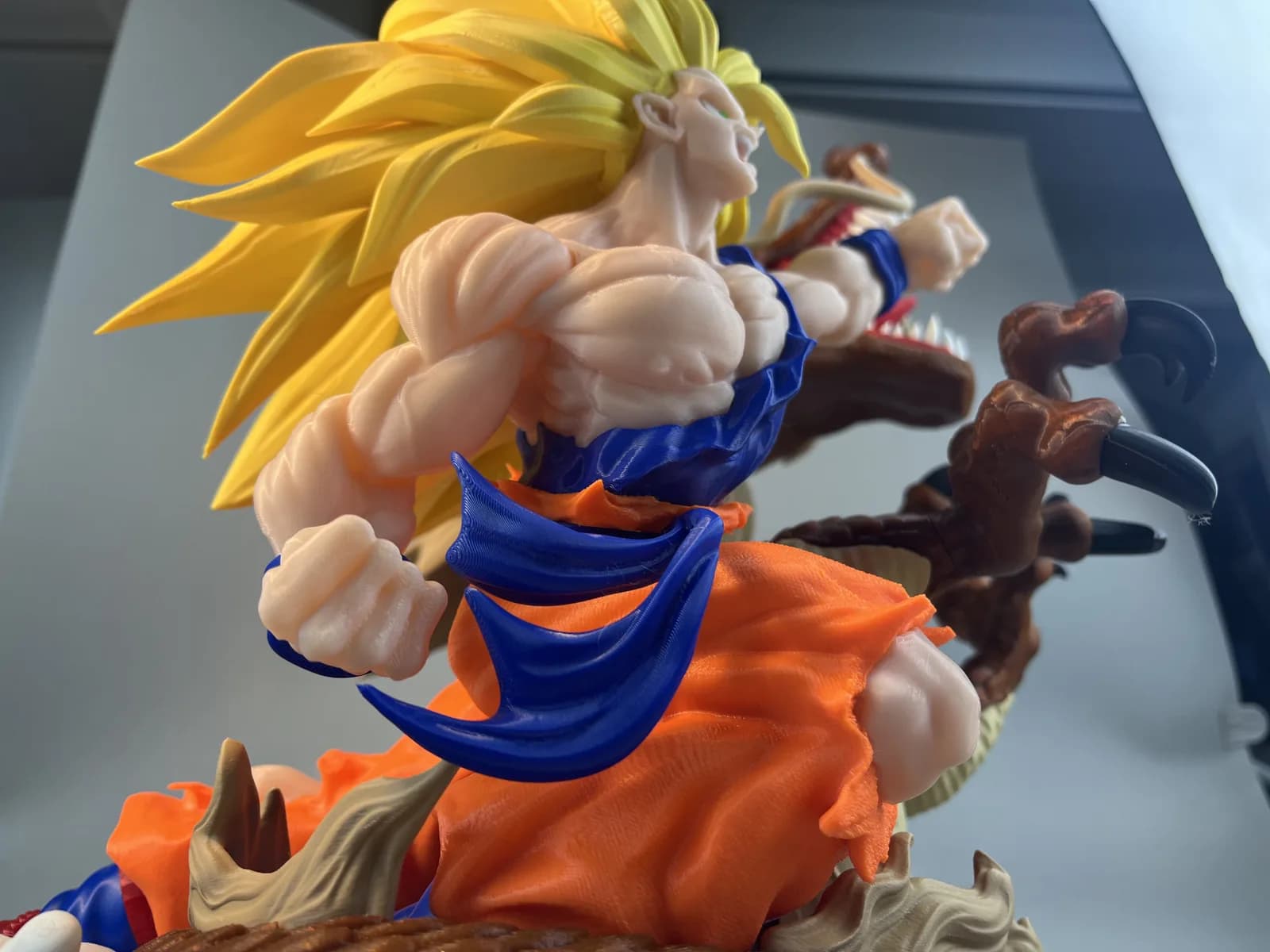 Estatueta Guerreiro Cabelo Dourado e Dragão Impressão 3D