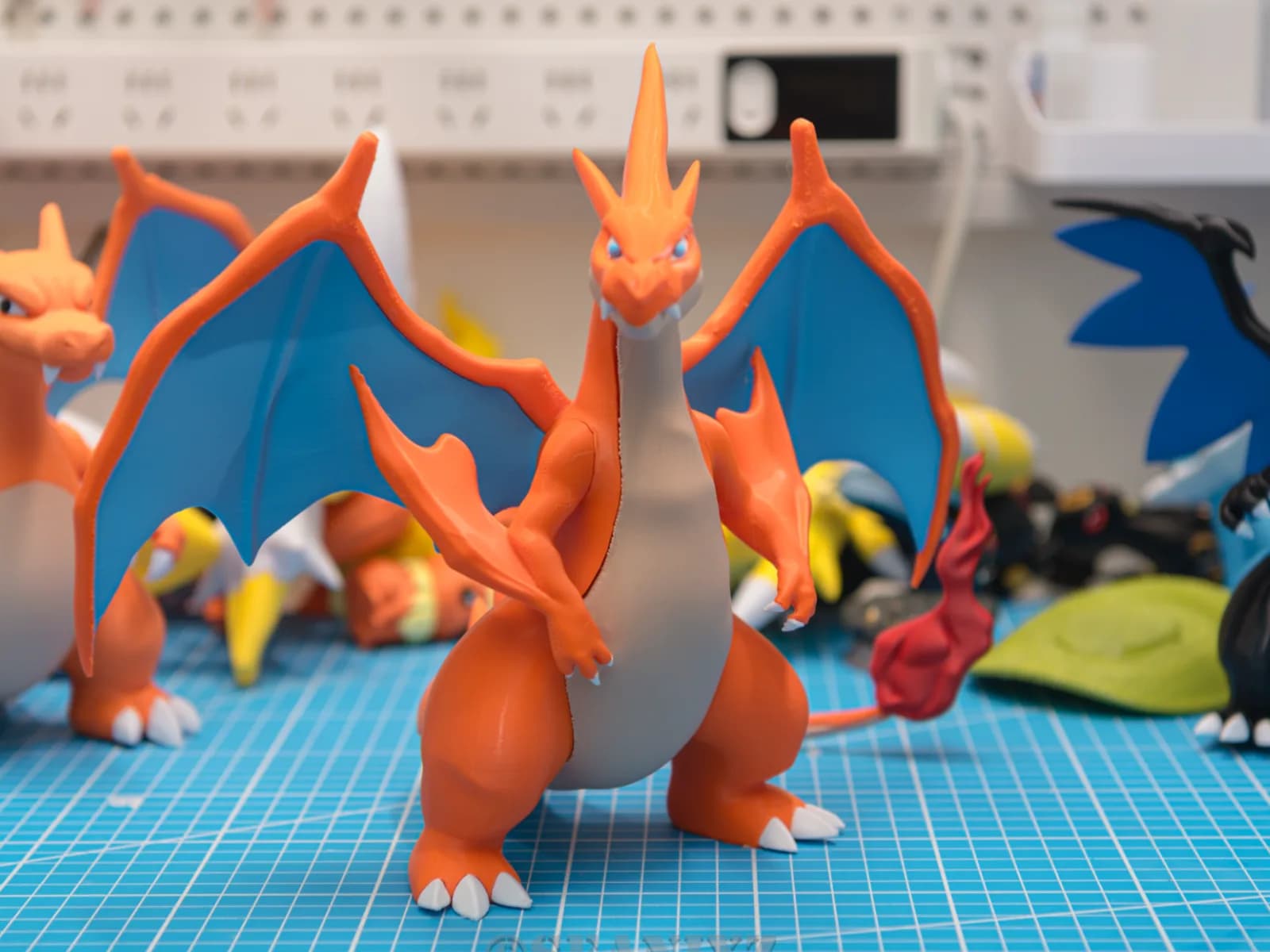 Estatueta Dragão Laranja de Asas Azuis 20 cm Impressão 3D