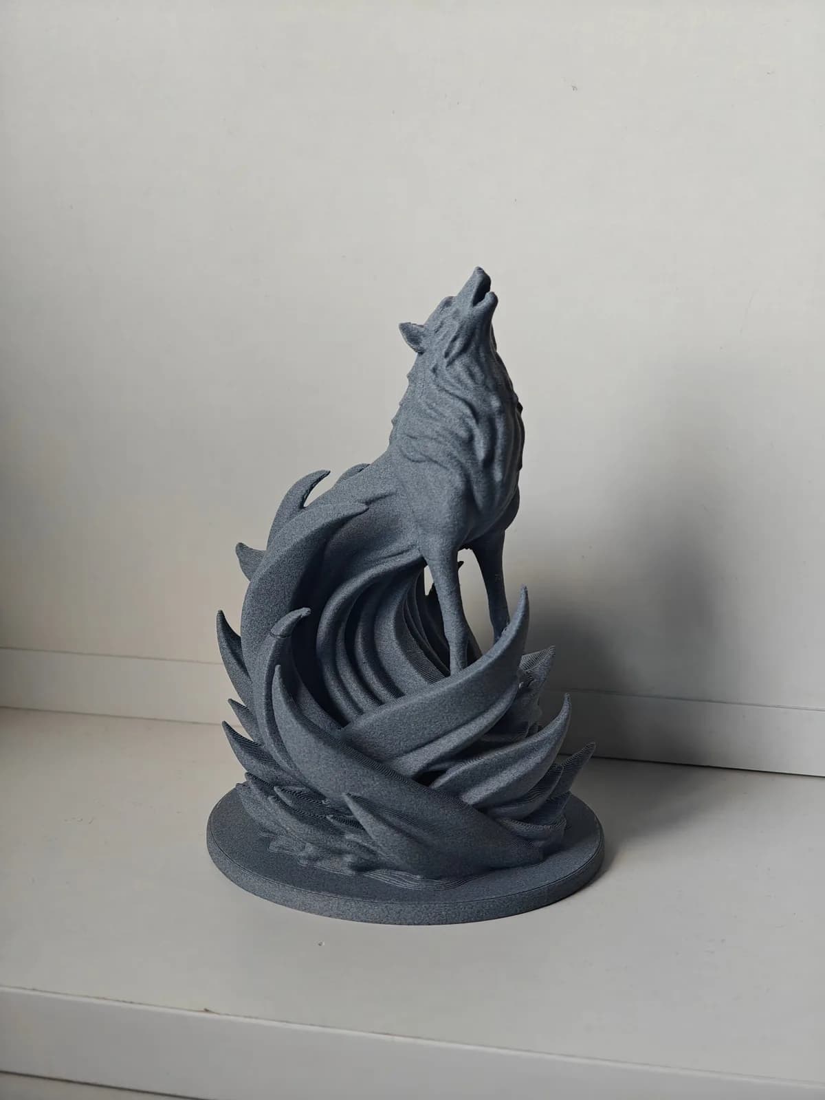 Escultura Lobo Uivando Espiral Decorativa Impressão 3D