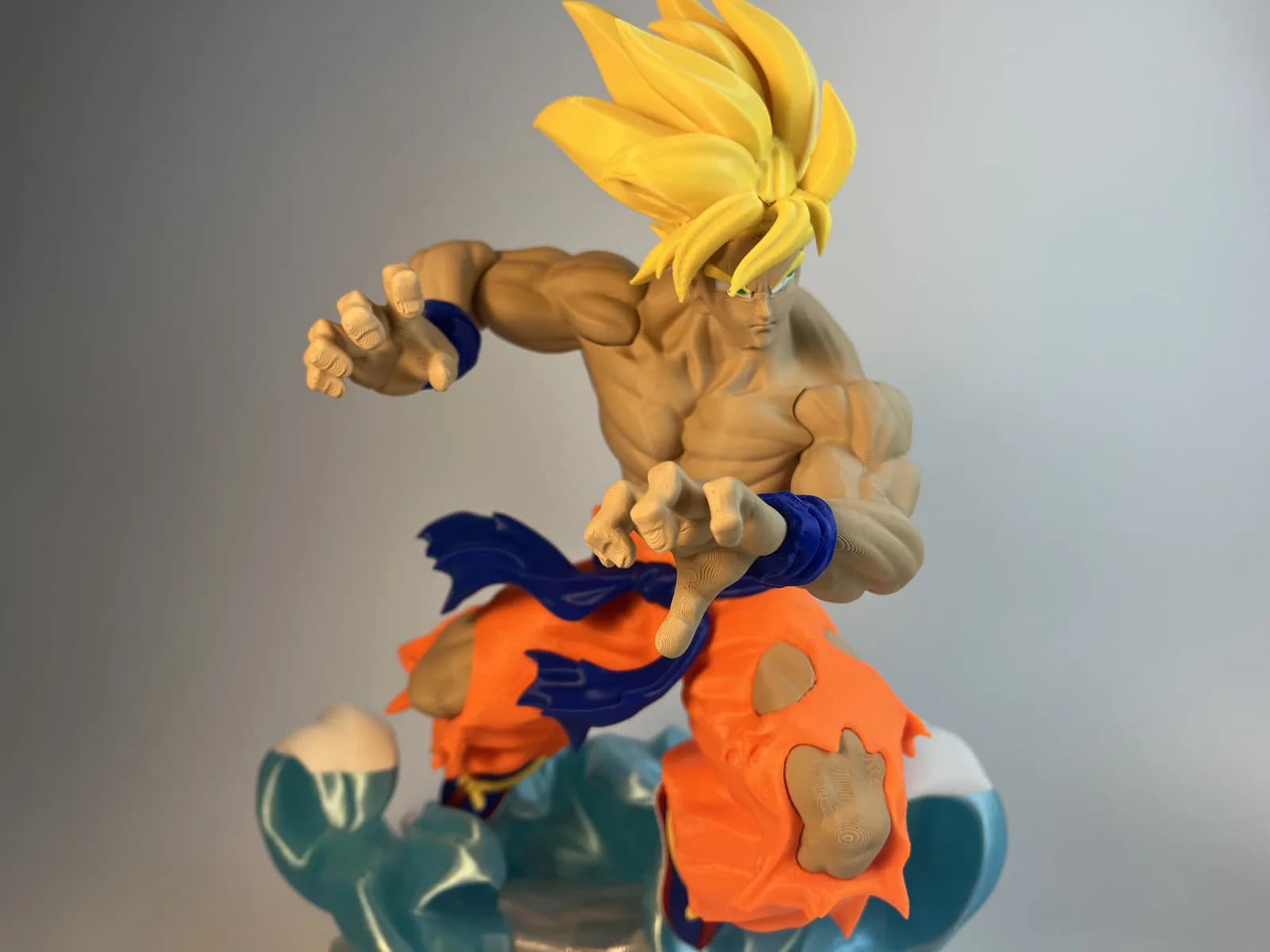 Estatueta Guerreiro de Cabelo Dourado Impressão 3D