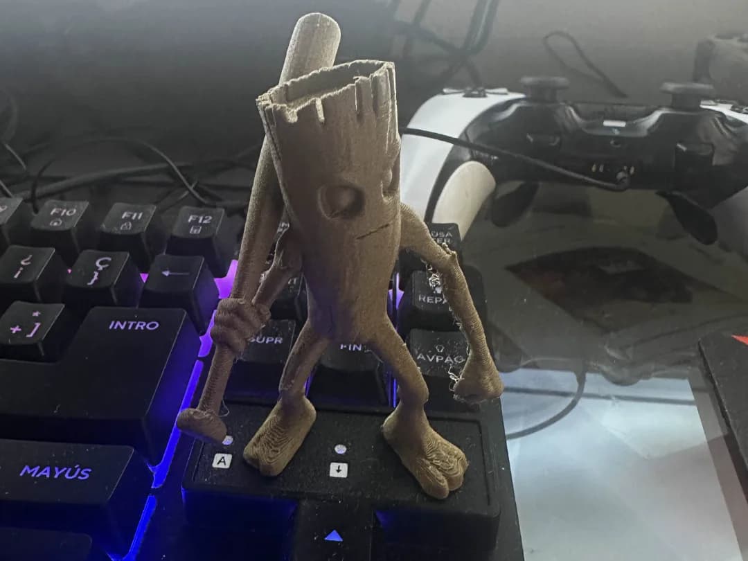 Estatueta Criatura de Árvore com Taco Impressão 3D