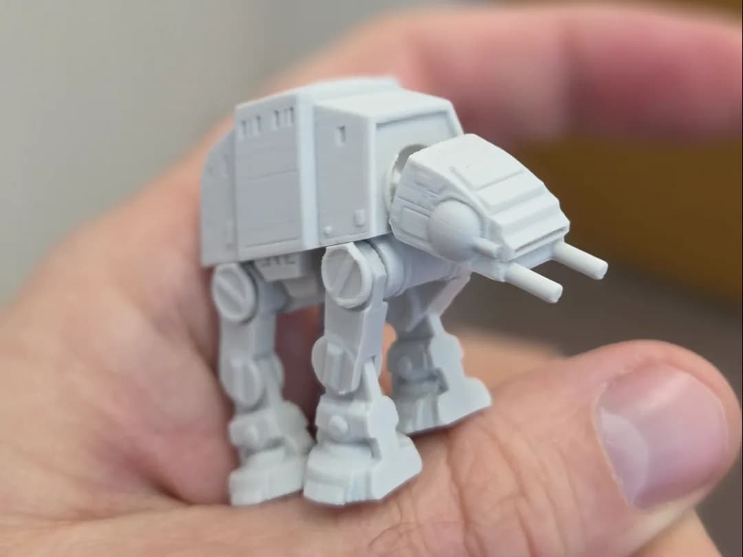 Miniatura Robô Caminhante de Quatro Patas Impressão 3D