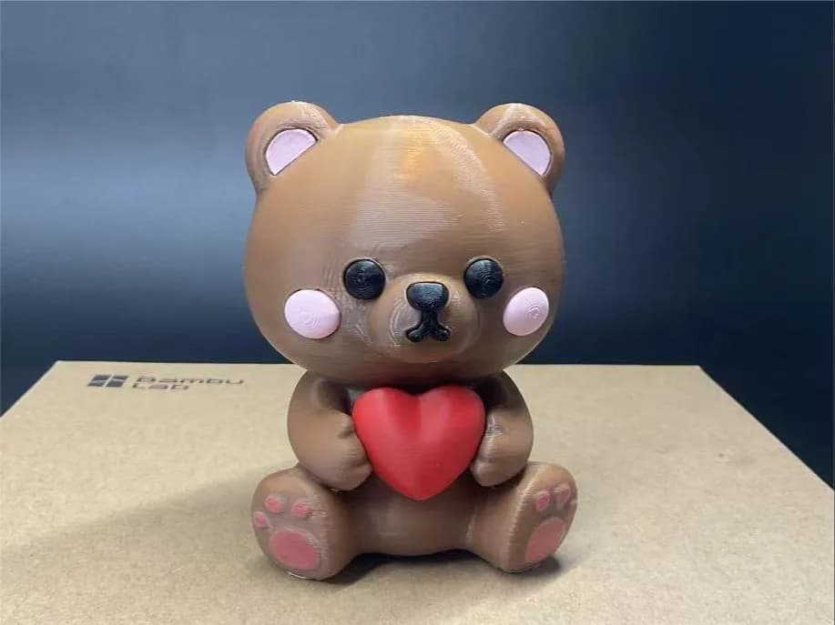 Estatueta Ursinho Segurando Coração Impressão 3D
