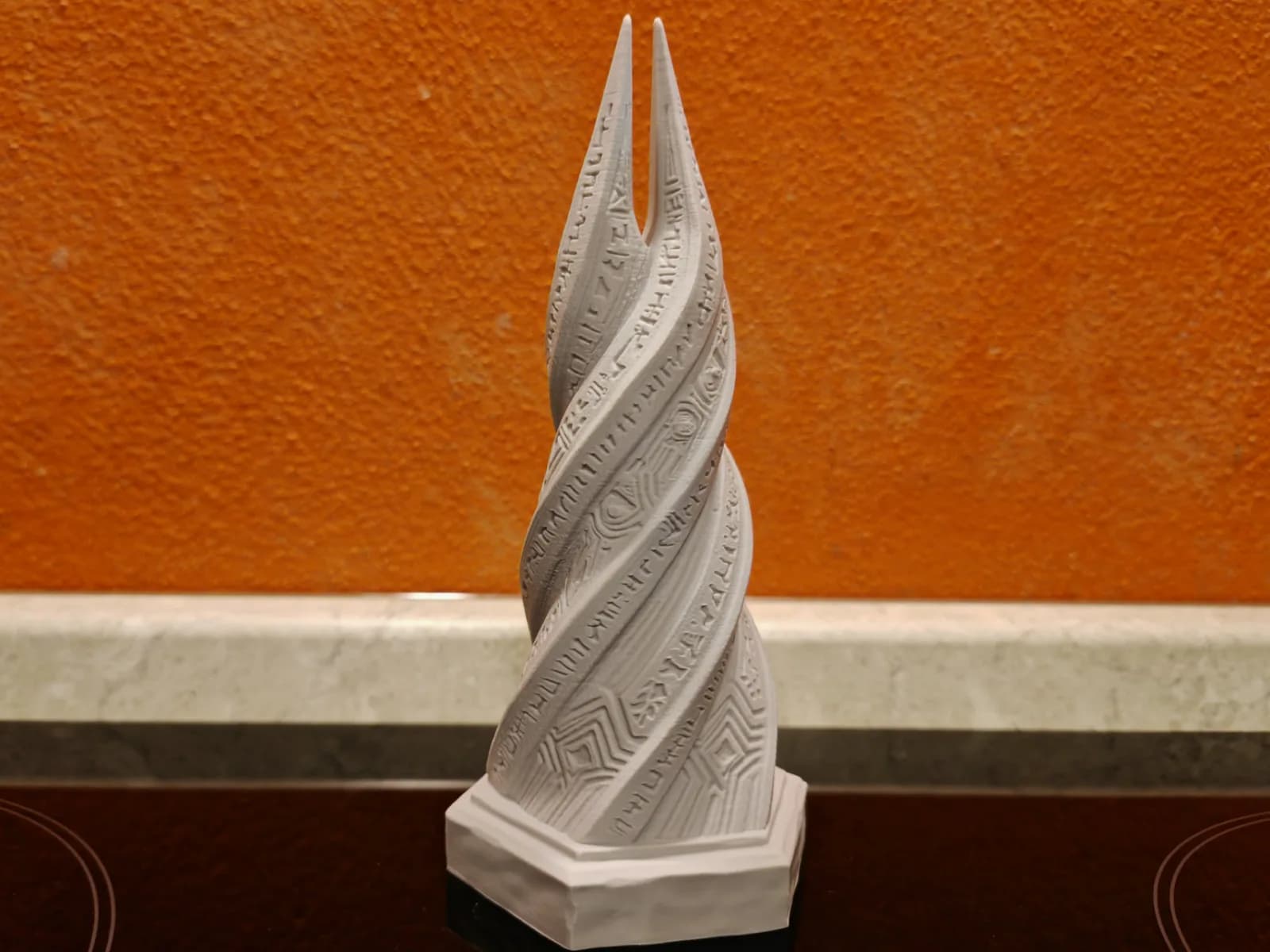 Escultura Espiral Monolito Rúnico 15 cm Impressão 3D