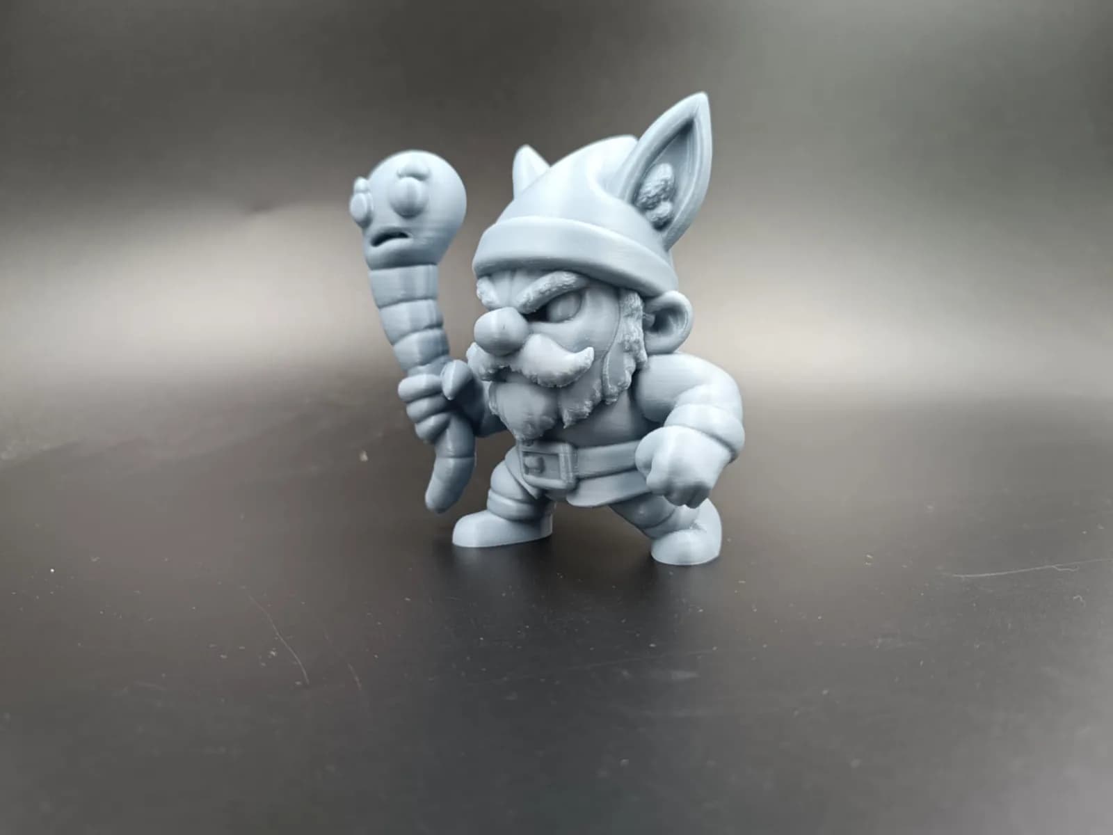 Estatueta Gnomo de Jardim com Minhoca Impressão 3D