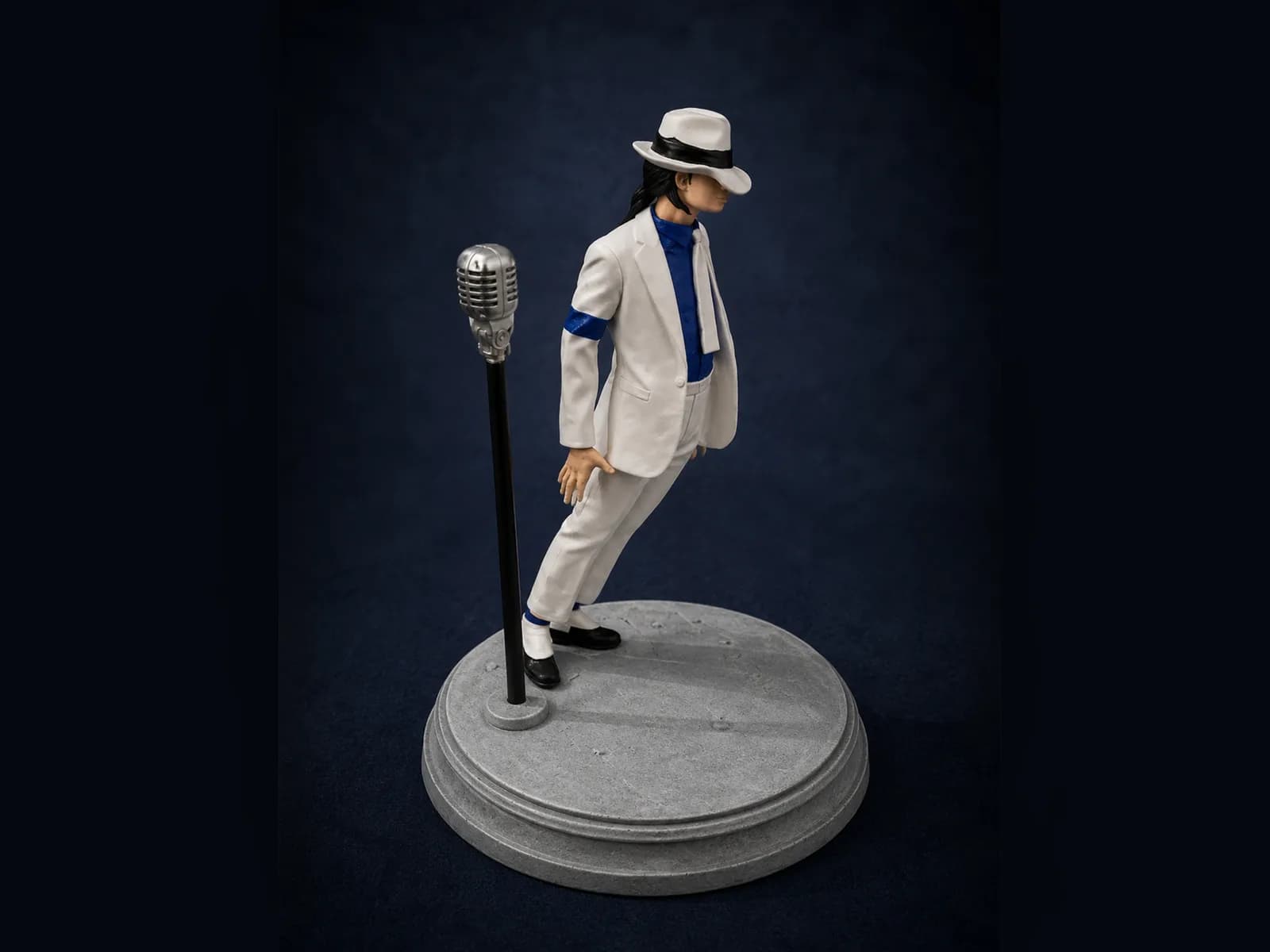 Estatueta Dançarino Pop Inclinado com Microfone