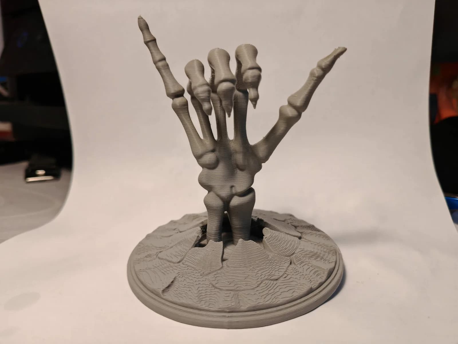 Escultura Mão de Esqueleto Hang Loose 9,3 cm Impressão 3D