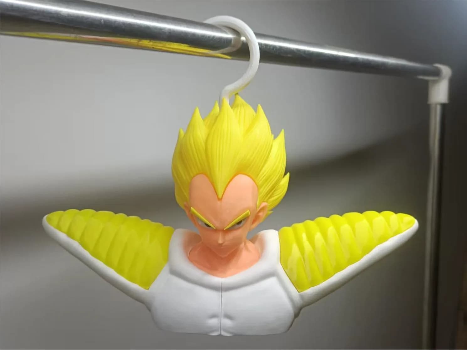 Cabide Príncipe Guerreiro Cabelo Dourado Impressão 3D
