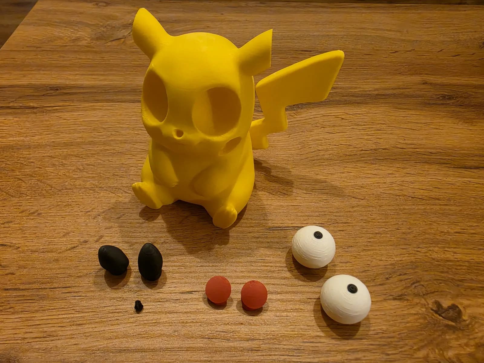 Estatueta Ratinho Elétrico Amarelo Olhos Móveis Impressão 3D
