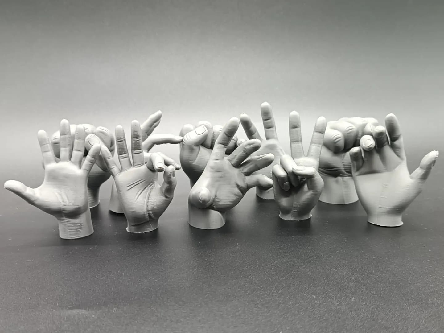 Kit 14 Mãos Realistas em Poses 7 cm Impressão 3D